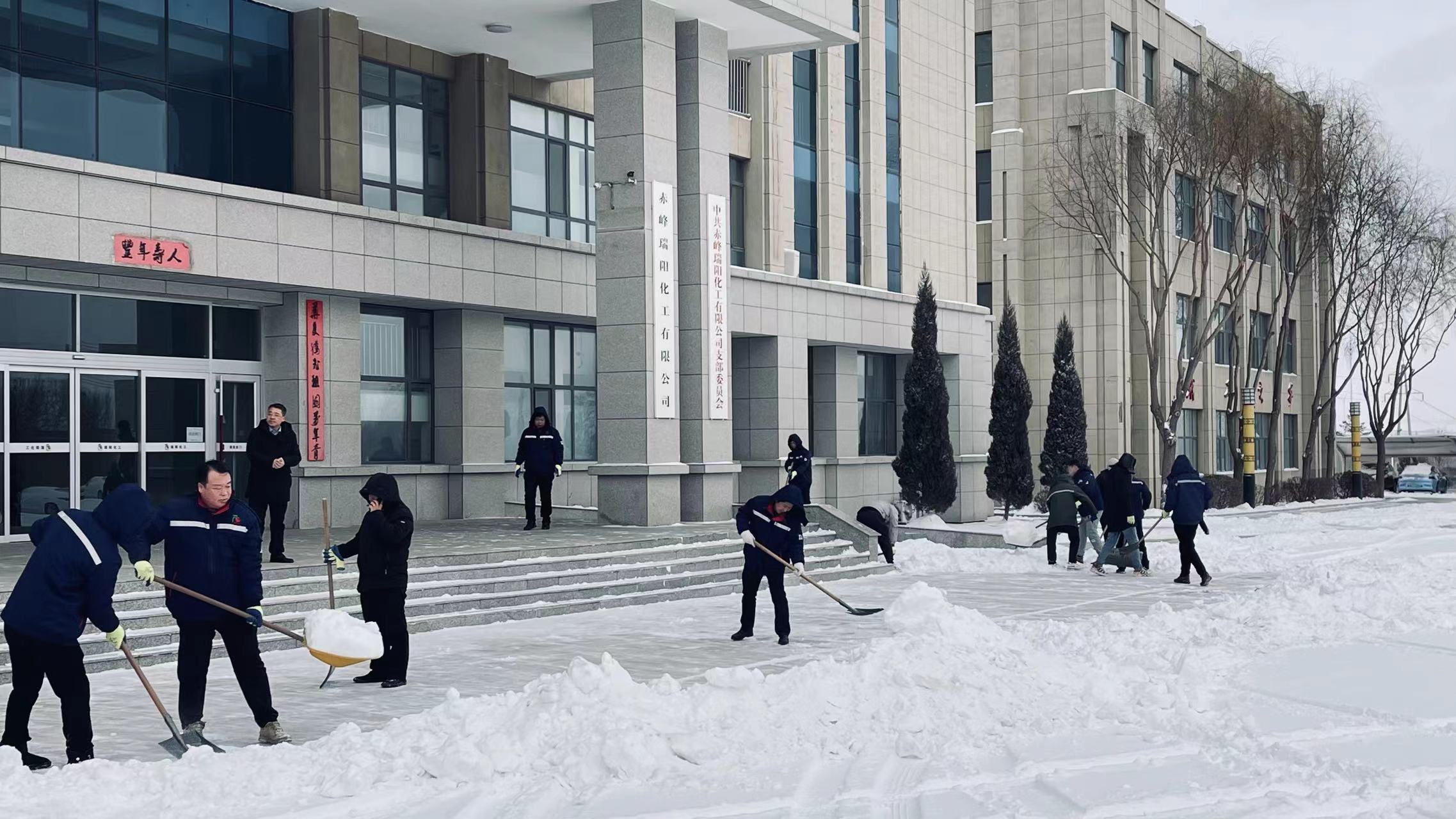 不畏嚴(yán)寒，除雪保安全出行