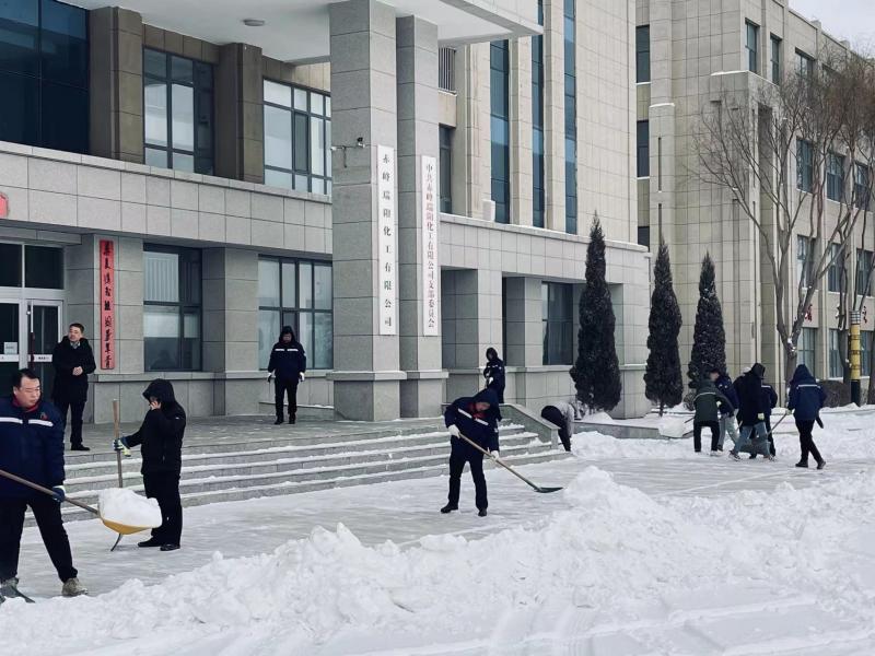 不畏嚴(yán)寒，除雪保安全出行