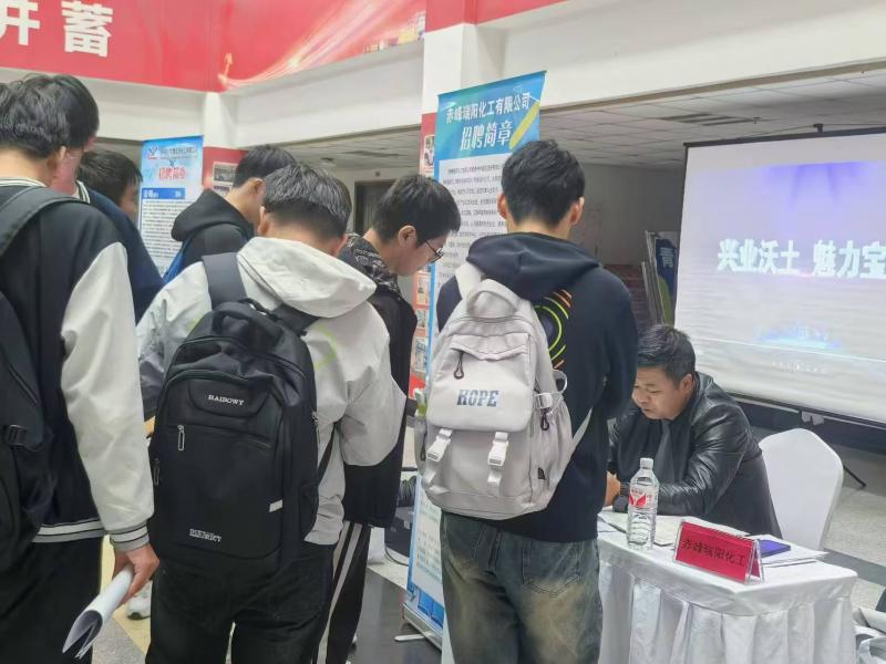 公司參加高校校園專場(chǎng)招聘會(huì)